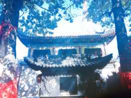 五臺山有個“狐仙廟”，廟中還有個洞，擺著張紅繡床