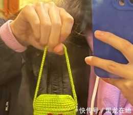 重慶女兒想要耳機保護套，媽媽立馬用毛線織了個，網友直呼羨慕了