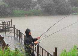 深秋下雨天釣魚好時候，教你三大垂釣技巧，魚獲滿滿魚護都裝不下
