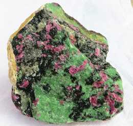 紅綠寶如何鑑別染色紅綠寶石原石，紅綠寶石的名字是奇石裡較名貴的