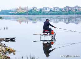 北方水城：4根鋼管湖上搭個“釣魚臺”，釣魚大爺成最厲害大爺