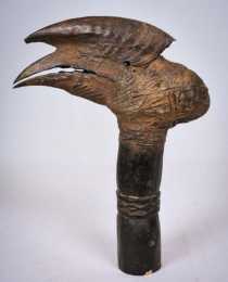 黑人巫毒教的神物——木製犀鳥像，除了有點嚇人外，並沒什麼卵用