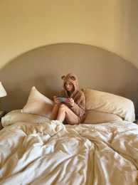 漫威驚奇隊長化身遊戲萌妹，穿小熊睡衣坐床上，網友：太可愛了