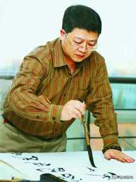 他五歲開始學書法，師從鄭彥偉先生，書法造詣高深，筆墨流暢精美