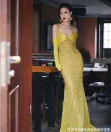 倪妮“黃金甲”禮裙上身成女王，完美身材沒一絲贅肉，高階又貴氣